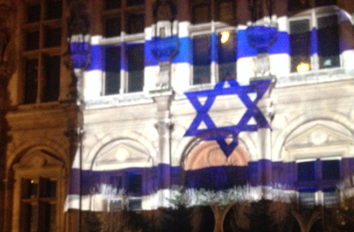 L'hôtel de ville de Paris illuminé en mémoire des victimes du terrorisme à Jérusalem